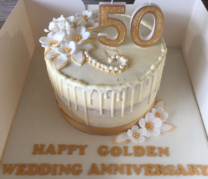 Golden Decorating Wedding Cake