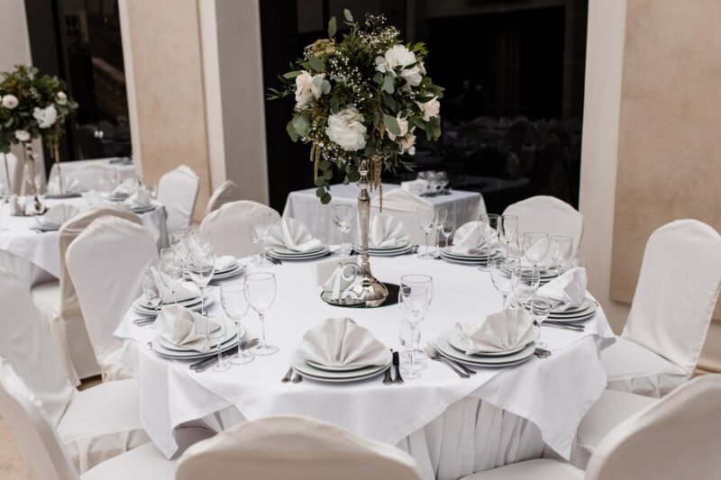 simple decor for round table for wedding