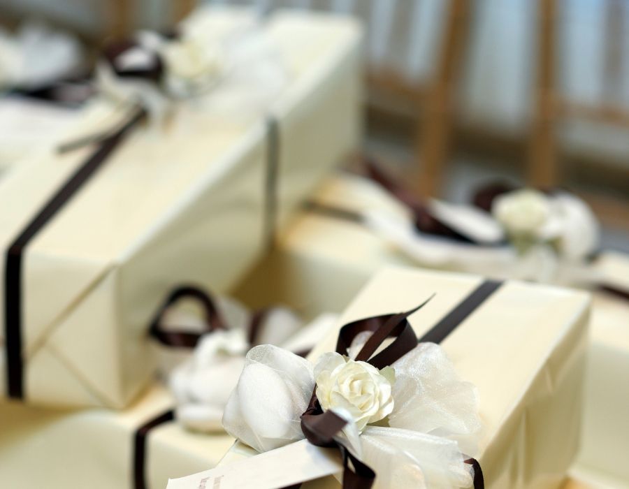 Choosing the Perfect Gift for Friends on Their 25th Wedding Anniversary