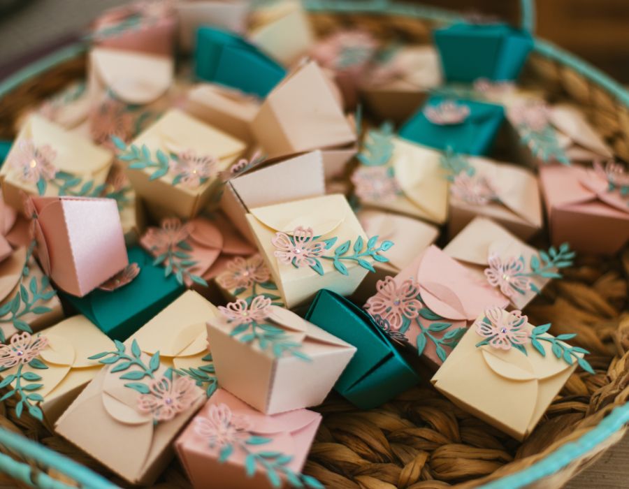 How to Make Your Gifts at A Wedding for Guests Stand Out
