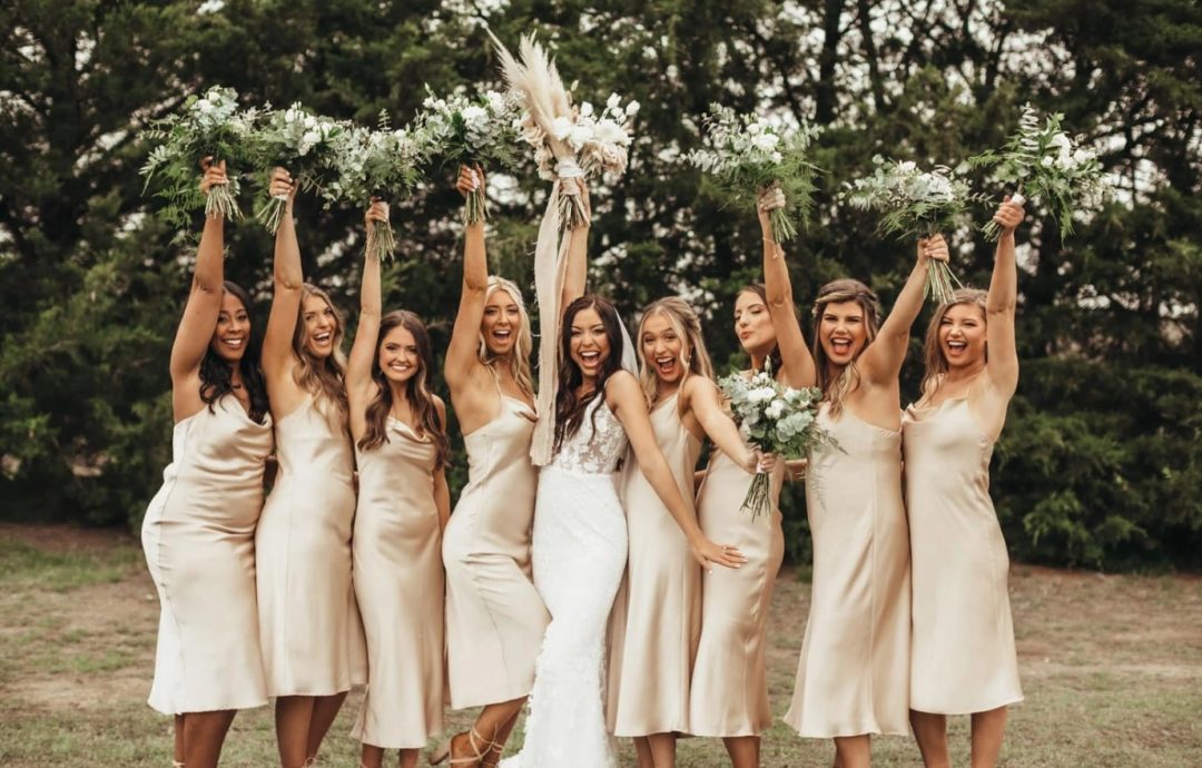 bridesmaids’ present ideas for bride on wedding day